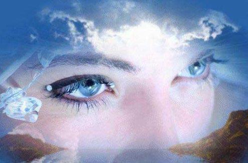 Ilustracja artystyczna przedstawiająca fragment twarzy kobiety z błękitnymi oczami, na którą nałożone są obrazy chmur i górskiego krajobrazu, tworząc efekt surrealistyczny.