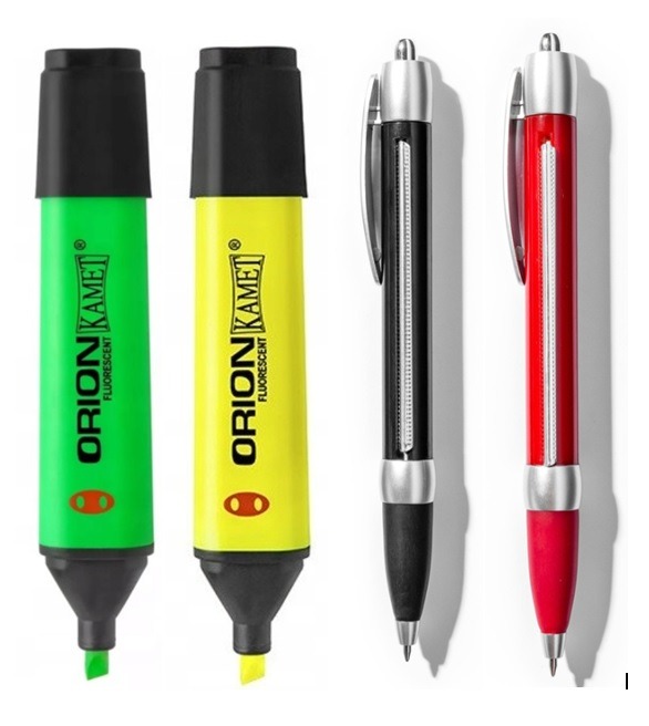 Zestaw artykułów biurowych: dwa markery fluorescencyjne (zielony i żółty) oraz dwa długopisy (czarny i czerwony) na białym tle, w zbliżeniu.