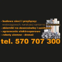 Grafika reklamowa z rurami PCV i tekstem informującym o budowie sieci i przyłączy wodociągowych, kanalizacji sanitarnej i deszczowej, zbiornikach na deszczówkę i sanitarne, zgrzewaniu...