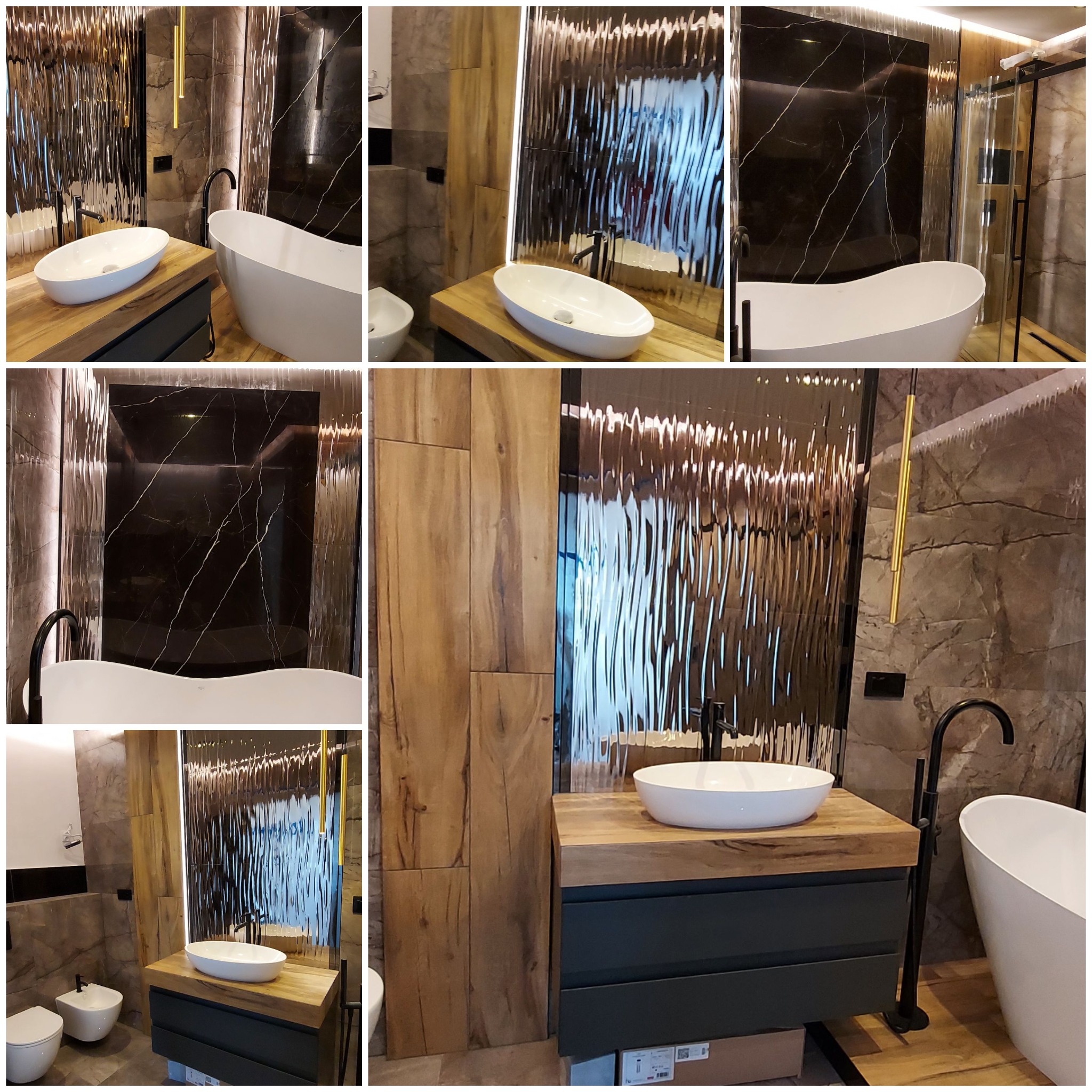 Nowoczesna łazienka z marmurowymi ścianami, wolnostojącą wanną, umywalką nablatową na drewnianym blacie i ozdobnym lustrem z efektem falowania, oświetlona złotymi lampami.