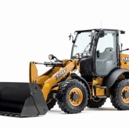 Żółta ładowarka kołowa CASE 321F z czarną łyżką na białym tle, widok z boku, opony z wyraźnym bieżnikiem.