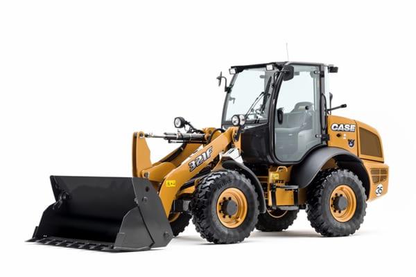 Żółta ładowarka kołowa CASE 321F z czarną łyżką na białym tle, widok z boku, opony z wyraźnym bieżnikiem.