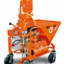 Pomarańczowa maszyna do tynkowania PFT G4 na kółkach, widoczne zbiorniki, węże i panel sterowania.