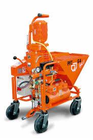 Pomarańczowa maszyna do tynkowania PFT G4 na kółkach, widoczne zbiorniki, węże i panel sterowania.