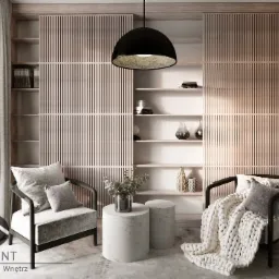 Wnętrze salonu z drewnianą zabudową regałową z przesuwnymi lamelowymi drzwiami, dwoma fotelami z poduszkami, marmurowymi stolikami pomocniczymi i wiszącą lampą kopułową.