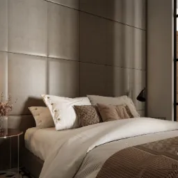 Elegancka sypialnia z łóżkiem w neutralnych odcieniach, dekoracyjną ścianą z paneli tapicerowanych, stolikiem nocnym z kwiatami i wiszącą lampą o szklanym kloszu.