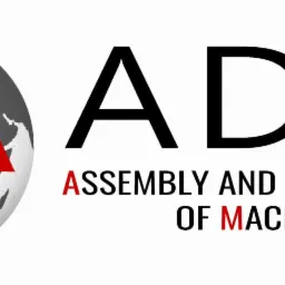 Grafika z globusem, czerwonymi strzałkami i napisem 'ADM ASSEMBLY AND DISASSEMBLY OF MACHINES'. Logo firmy.