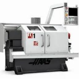 Biała, nowoczesna tokarka CNC marki HAAS z widocznym panelem sterowania, oświetlona studyjnie na białym tle.