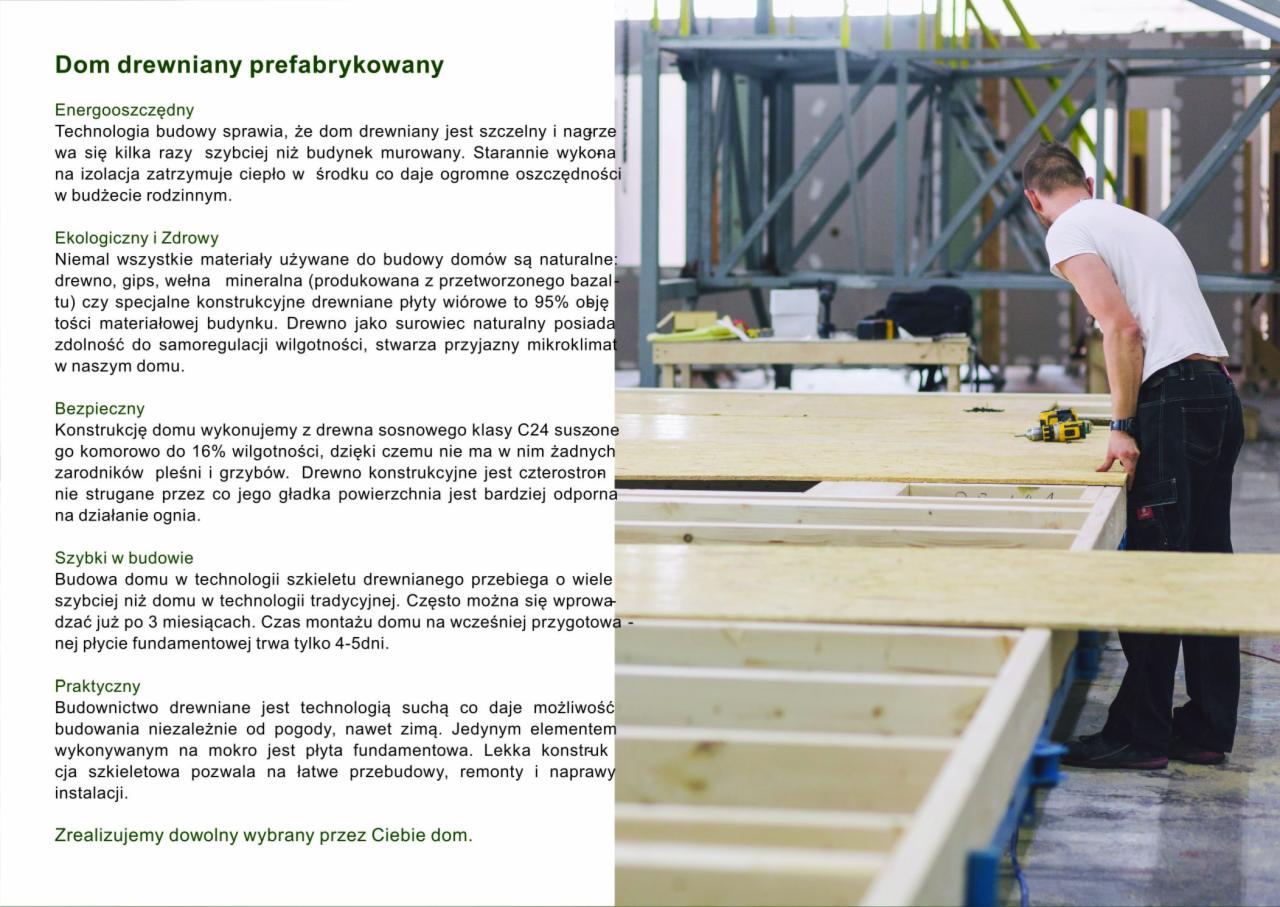 Pracownik w białej koszulce montuje drewniany szkielet domu, w tle widoczna metalowa konstrukcja i materiały budowlane.