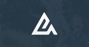 Białe, abstrakcyjne logo w kształcie trójkąta z elementami litery, na ciemnym, rozmytym tle. Minimalistyczny design.