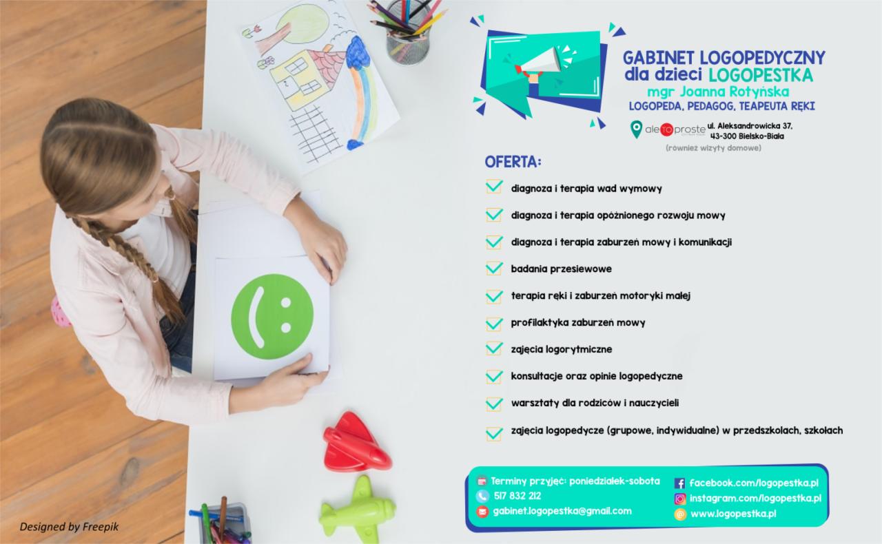 Dziewczynka trzyma kartkę z zielonym uśmiechem na białym stole, obok rysunek domu i drzewa, zabawki i kredki.