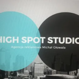 Logo firmy High Spot Studio z agencją reklamową Michał Głowala na tle panoramy miasta w dwóch nakładających się kołach: turkusowym i czarnym.