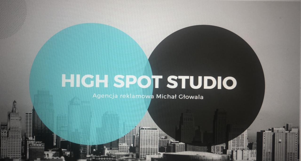 Logo firmy High Spot Studio z agencją reklamową Michał Głowala na tle panoramy miasta w dwóch nakładających się kołach: turkusowym i czarnym.