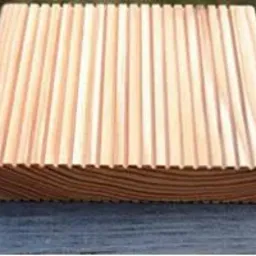 Drewniana tacka z rowkowaną powierzchnią, wykonana z jasnego drewna z wyraźnym usłojeniem, na szarym tle.