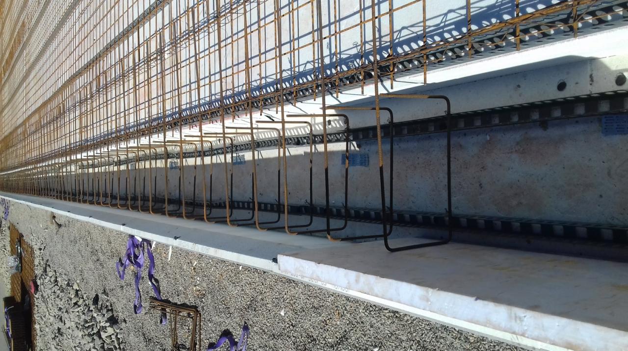 Zbrojenie stropu żelbetowego z widoczną siatką stalową, prętami zbrojeniowymi i elementami dystansowymi z tworzywa sztucznego, przygotowane do zalania betonem.