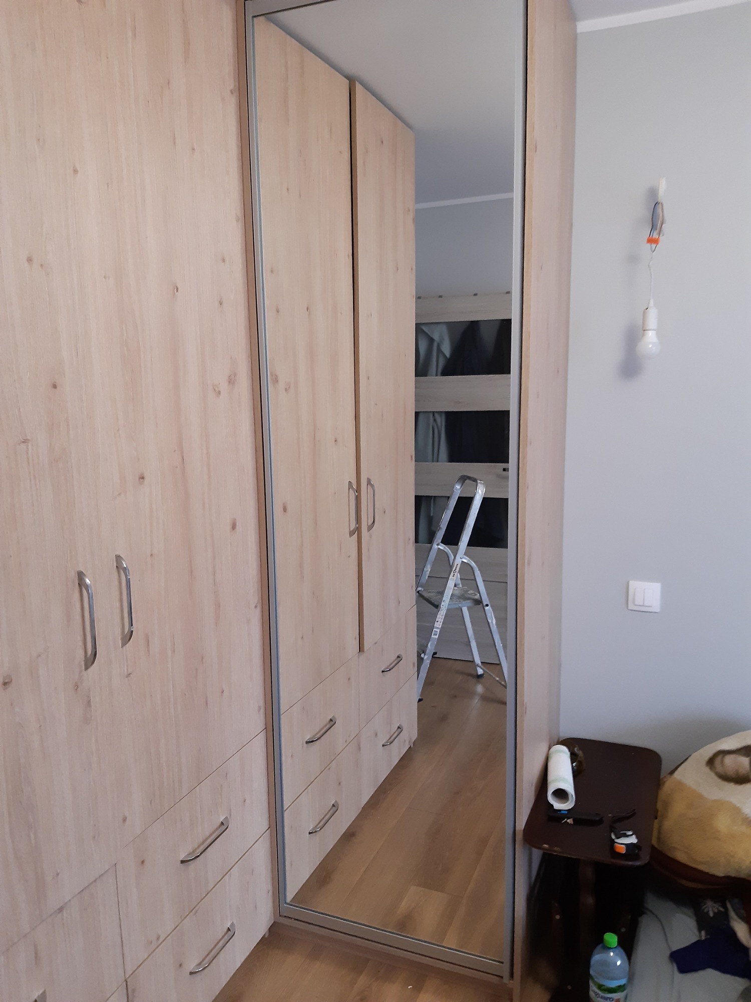 Szafa narożna z lustrem