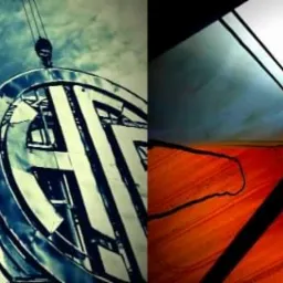 Montaż wielkoformatowego logo firmy na wysokości z użyciem dźwigu i rusztowań, widoczny pracownik na rusztowaniu oraz logo 'gms / alpinistyka przemysłowa'.