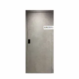 Szare skrzydło z ukrytą ościeżnicą i czarną klamką, widoczne logo producenta w prawym górnym rogu.