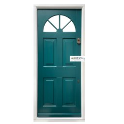 Producent okien i drzwi z drewna KORZEKWA - Szczegółowo wykonana, turkusowa konstrukcja z półokrągłym przeszkleniem w górnej części, otoczona białą ramą i z widocznym logo producenta.