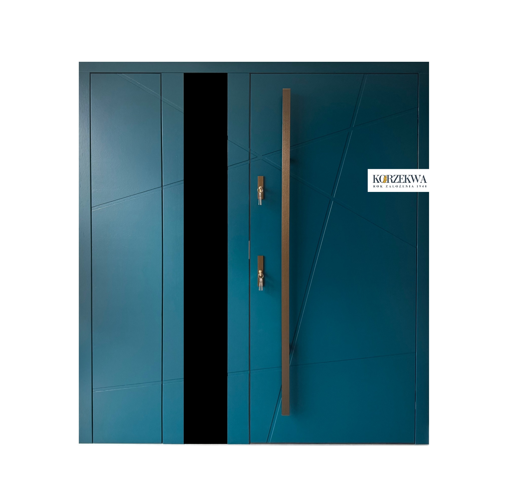 Niebieskie drzwi wejściowe z geometrycznymi zdobieniami, długim metalowym uchwytem i czarnym pionowym paskiem, widoczne logo producenta w prawym górnym rogu.