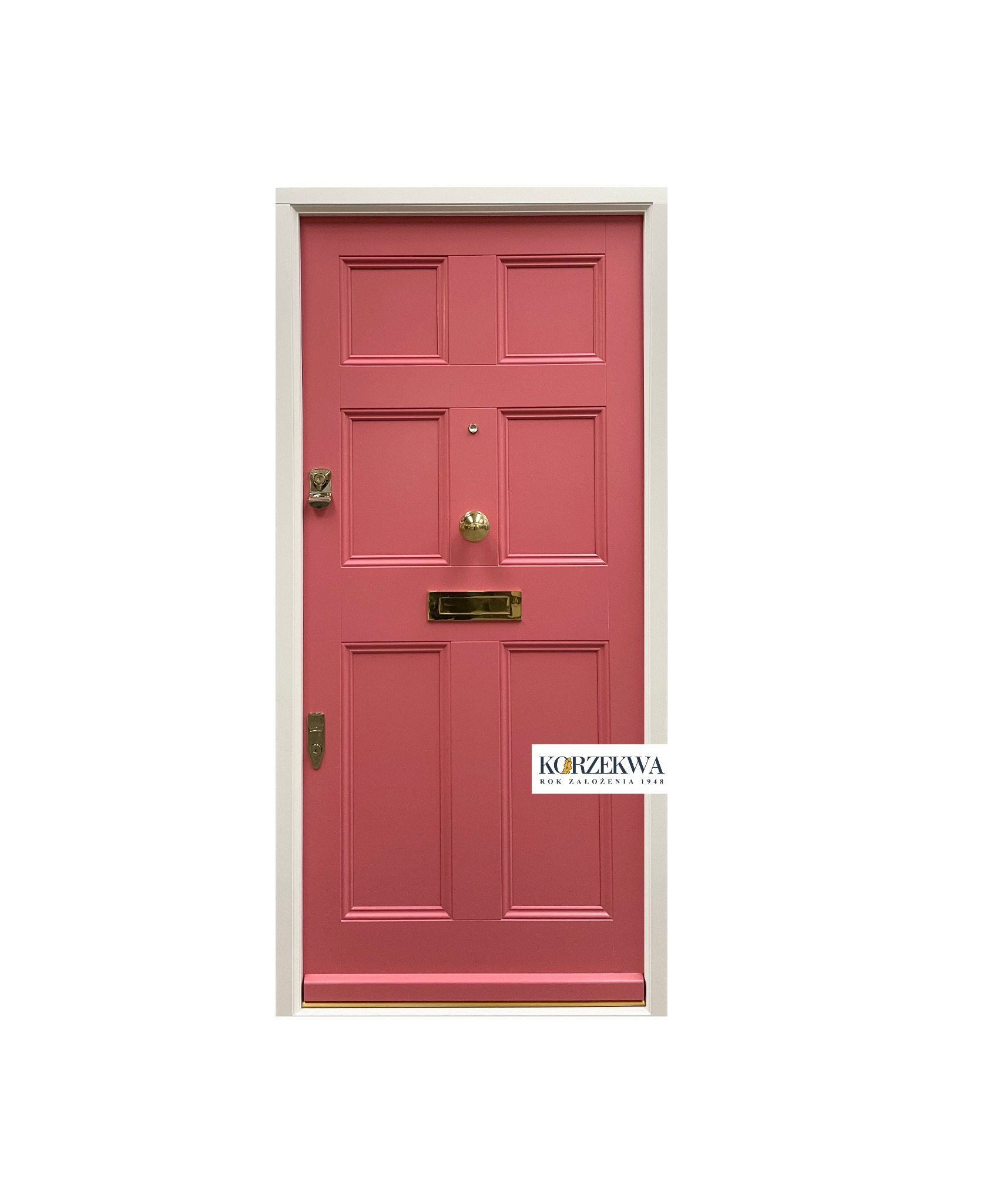 Różowe, sześciopanelowe wejściowe z mosiężnymi detalami, w tym kołatka i skrzynka na listy, osadzone w białej ramie, z logo producenta w prawym dolnym rogu.