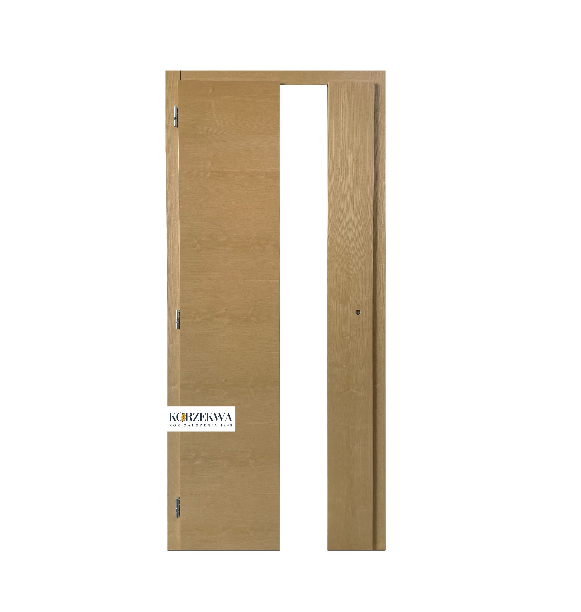 Jasne, drewniane, przesuwne skrzydło z widocznym zamkiem i logo producenta w lewym dolnym rogu, na białym tle.