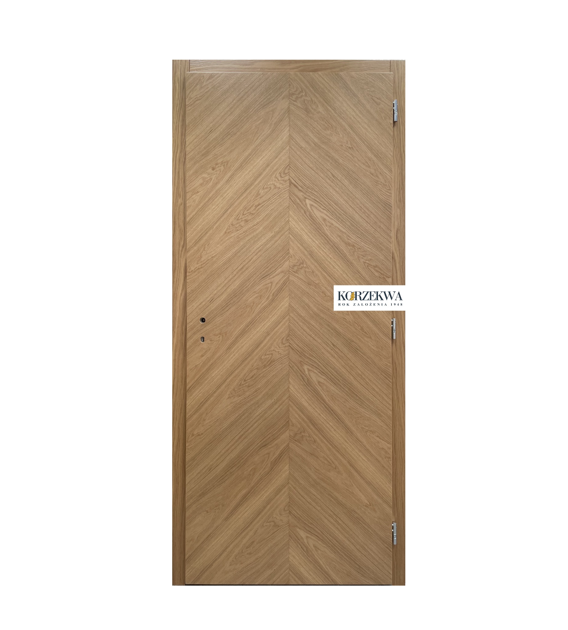 Dębowa okleina na pełnych drzwiach wewnętrznych z wzorem w jodełkę, widoczne okucia i logo producenta.