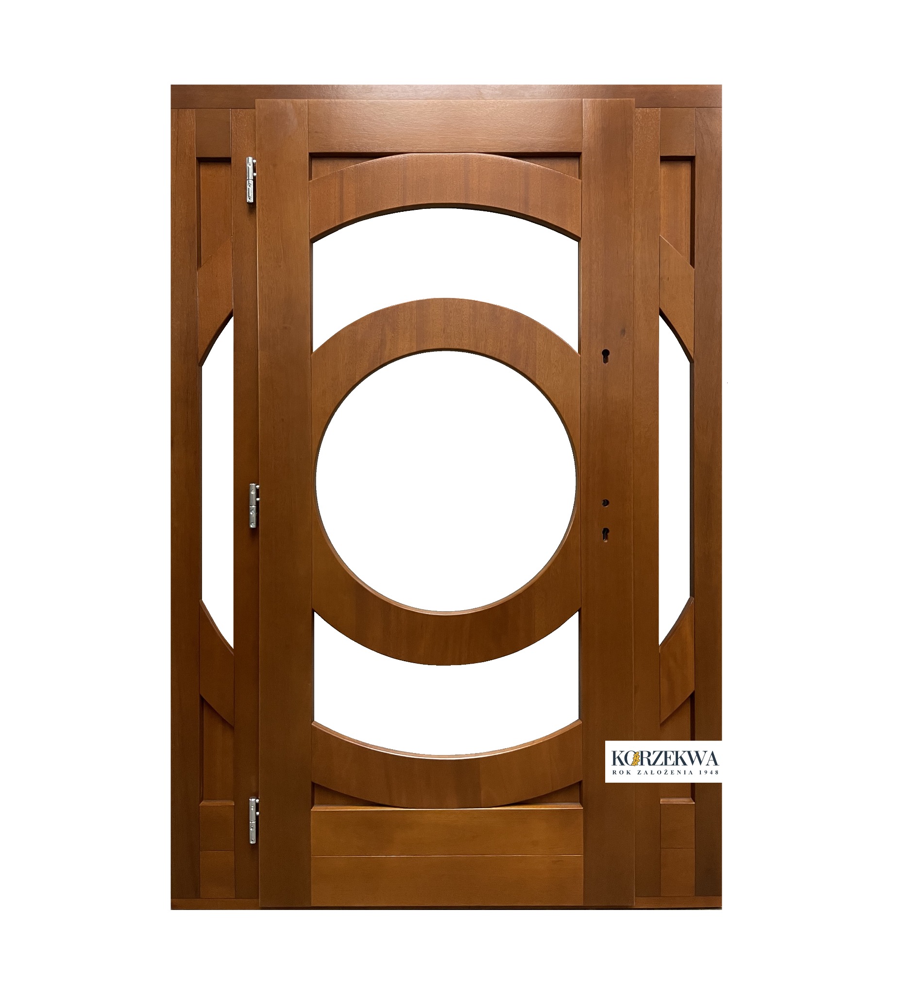 Drewniane drzwi wewnętrzne z okrągłymi przeszkleniami, widoczne zawiasy i szyld z logo producenta Korzekwa.