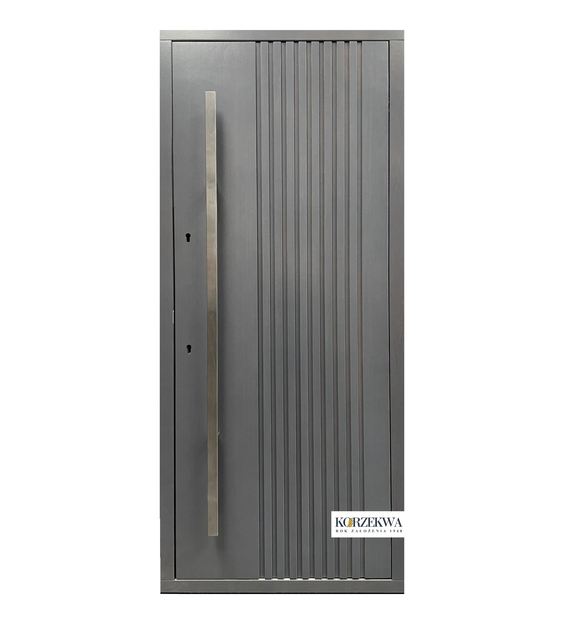 Szare drzwi antywłamaniowe z pionowymi żłobieniami i długim, srebrnym uchwytem, widoczne logo producenta w prawym dolnym rogu.