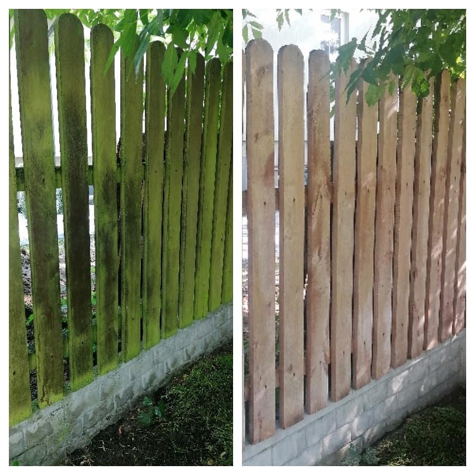 Porównanie: fragment drewnianego płotu przed i po czyszczeniu, z widocznym zielonym nalotem po lewej stronie i czystym drewnem po prawej.