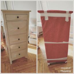 SIXPAK.PL Przeprowadzki - Komoda z szufladami owinięta folią stretch po lewej stronie i zabezpieczona kołdrą transportową z taśmą po prawej stronie, przygotowana do przeprowadzki, w tle widoczne spakowane kartony.