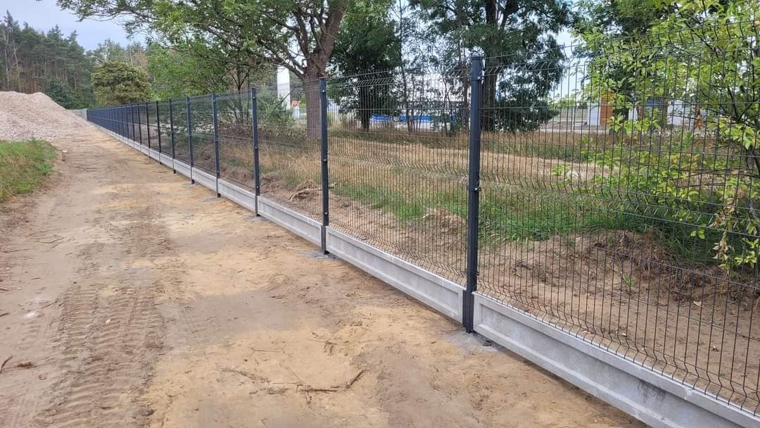 Montaż ogrodzeń panelowych z niwelacja terenu