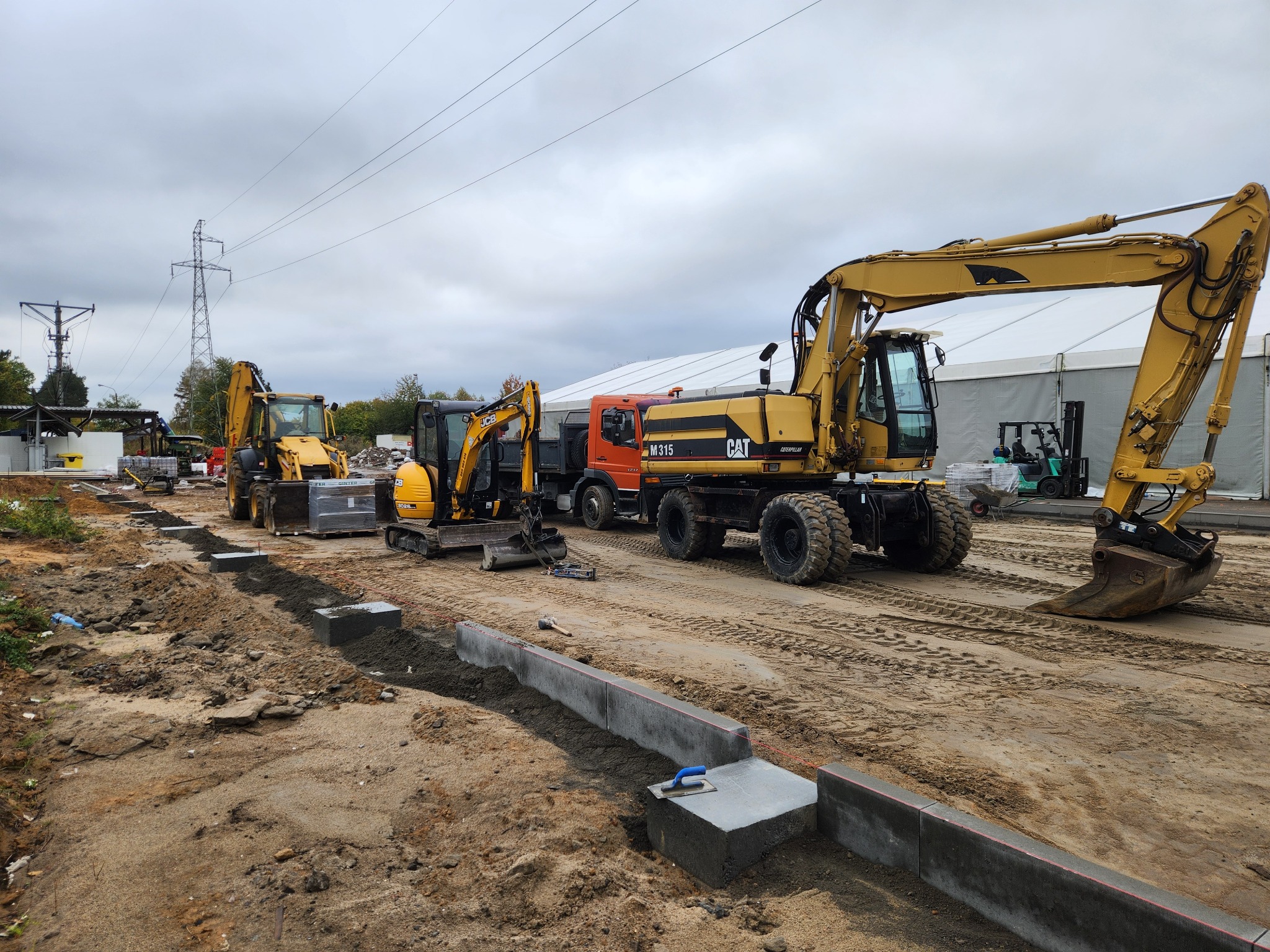 Minikoparka, koparko ładowarka, koparka kołowa