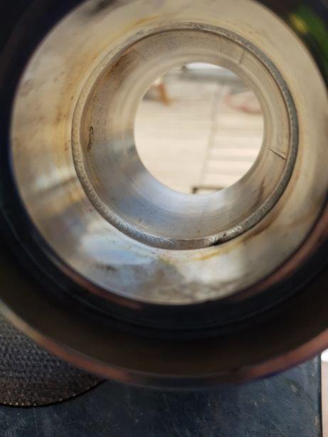 Wewnętrzny widok rury ze śladami spawania, widoczne przebarwienia termiczne i delikatne nierówności spoiny.