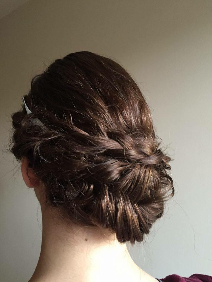 Elegancka upięta fryzura z brązowych włosów, widok z tyłu, spięta w kok z warkoczem, delikatne refleksy świetlne.