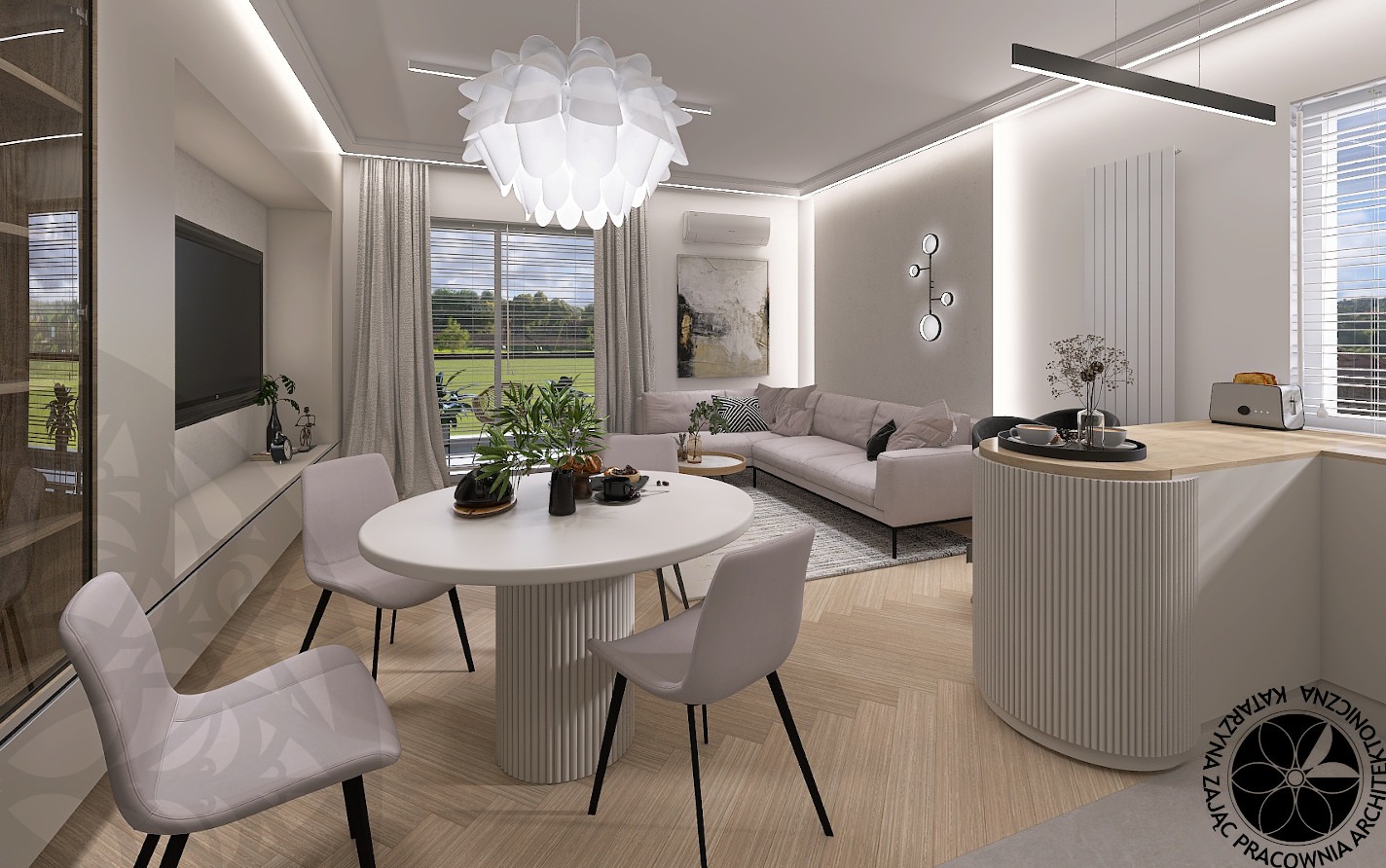 Jasne, nowoczesne wnętrze salonu z jadalnią: okrągły stół z krzesłami, sofa narożna, telewizor i dekoracje. Duże okna z widokiem na zieleń. Subtelne oświetlenie.