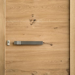 GERLEJ Gerard Lejk - Drewniane drzwi przesuwne z poziomymi panelami, metalową klamką i subtelnym usłojeniem.