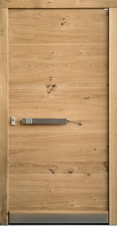 Drewniane drzwi przesuwne z poziomymi panelami, metalową klamką i subtelnym usłojeniem.