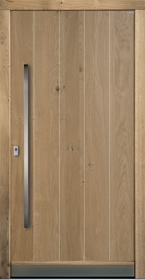 Drewniane drzwi wejściowe z pionowymi panelami, metalowym uchwytem i minimalistycznym zamkiem, wykończone w jasnym odcieniu drewna.