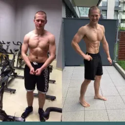 Mężczyzna prezentuje transformację sylwetki: po lewej w siłowni z rowerami stacjonarnymi w tle, po prawej na zewnątrz, na tarasie z widokiem na budynek.