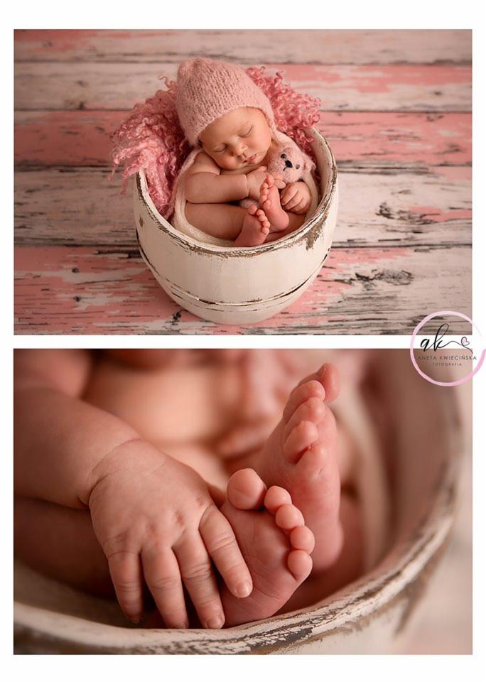 Śpiące niemowlę w różowej czapeczce, otulone różowym futerkiem, leży w białym wiaderku, trzymając pluszowego misia. Na dole zbliżenie na stópki i rączkę dziecka w wiaderku.