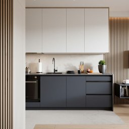 Ack Projekt - Nowoczesna kuchnia z szarymi szafkami, białymi górnymi szafkami i drewnianymi panelami ściennymi. Minimalistyczny design z czarną armaturą i subtelnym oświetleniem.