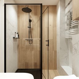 Ack Projekt - Nowoczesna kabina prysznicowa z czarnymi detalami, drewnopodobne płytki i marmurowe ściany. Minimalistyczny design, grzejnik drabinkowy z ręcznikiem.