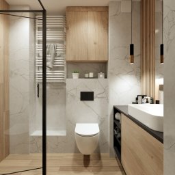 Ack Projekt - Nowoczesna łazienka z marmurowymi płytkami, drewnianymi szafkami i czarnymi akcentami. Kabina prysznicowa ze szklaną ścianką, wisząca toaleta i designerskie oświetlenie.