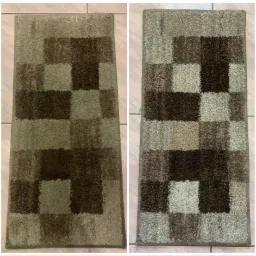 Kwadratowy dywanik w odcieniach brązu przed i po czyszczeniu, widoczna różnica w kolorze i świeżości włókien.