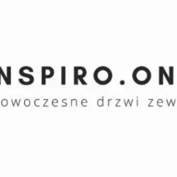 Logo firmy Inspiro.online prezentujące nowoczesne drzwi zewnętrzne z charakterystycznym graficznym elementem po lewej stronie.