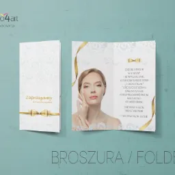 Rozłożona broszura reklamowa studia kosmetycznego z wizerunkiem kobiety, eleganckie wzory i złote akcenty.
