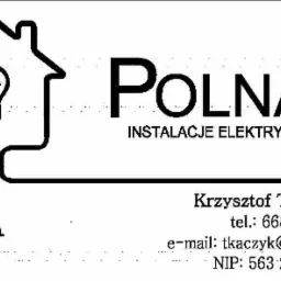 Logo firmy Polnat z symbolem domu, żarówki i wtyczki, informujące o świadczeniu usług w zakresie instalacji elektrycznych, wraz z danymi kontaktowymi Krzysztofa Tkaczyka.