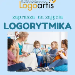 Plakat reklamowy zajęć logorytmiki w centrum terapeutyczno-artystycznym Logoartis, przedstawiający nauczycielkę prowadzącą zajęcia z grupą dzieci z wykorzystaniem instrumentów muzycznych.