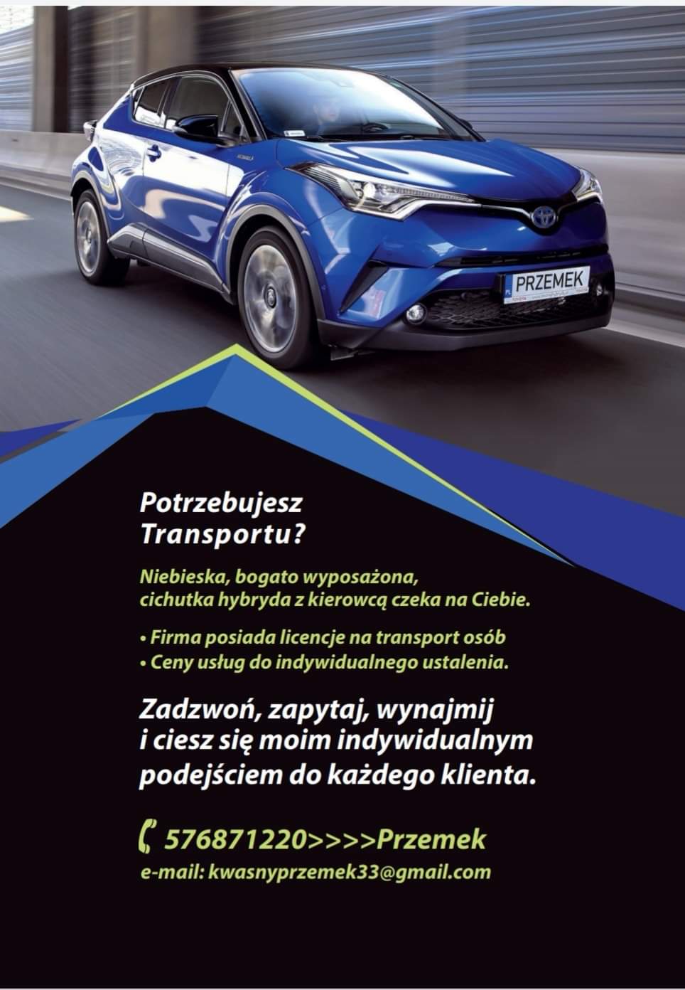Niebieski samochód osobowy z napisem 'PRZEMEK' na tablicy rejestracyjnej, dynamiczne ujęcie w ruchu, dolna część zdjęcia z grafiką reklamową firmy transportowej.